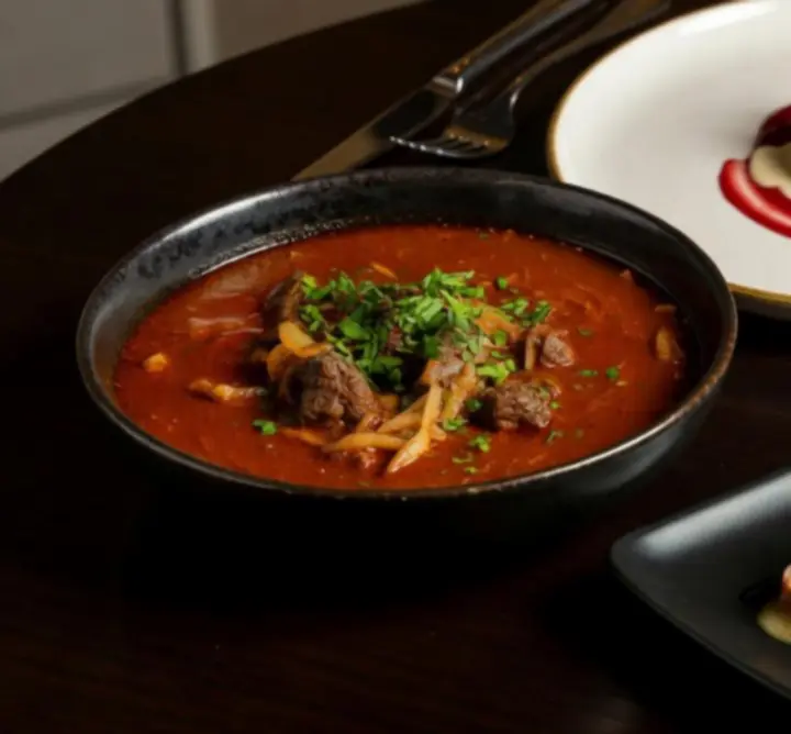 Signature fogások és italok az Urban Wheel Hire Lounge éttermében